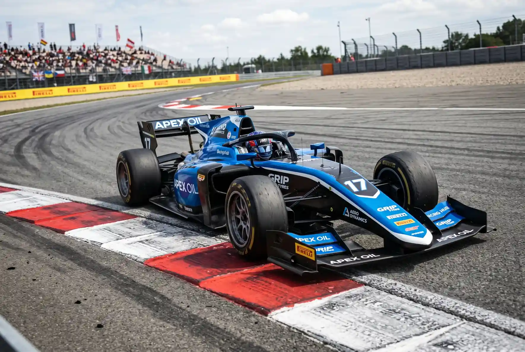 Monoplaza de Fórmula 1 tomando una curva en un circuito de asfalto durante una sesión de carrera diurna